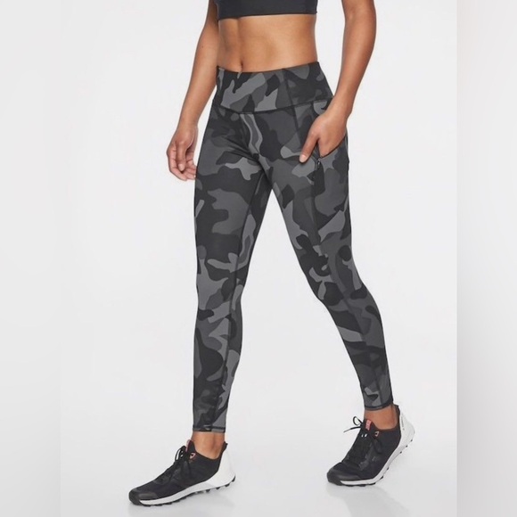 Athleta Camo Contender 7/8 Mid Rise Mid Compression Tights Size Small - Picture 2 of 11